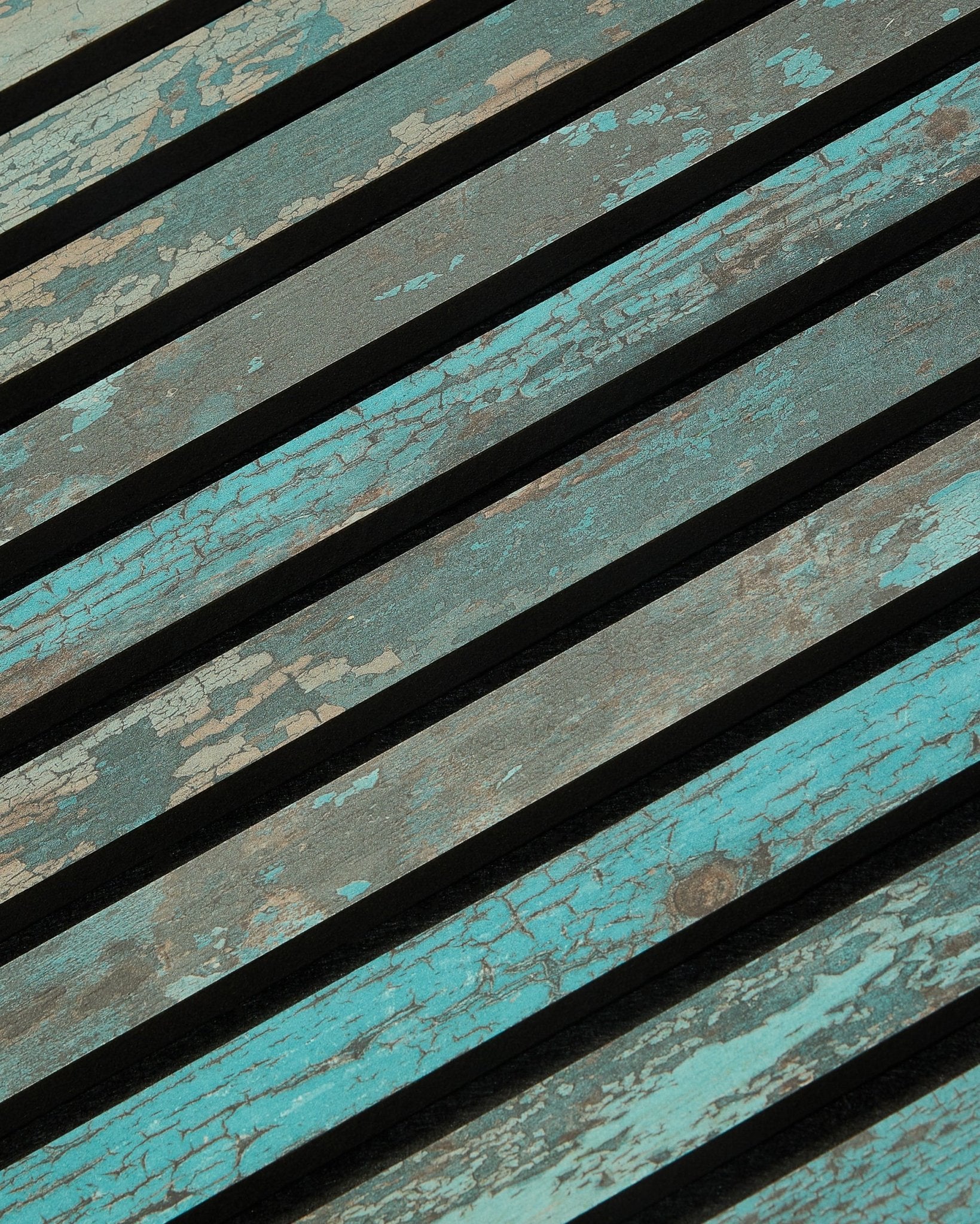 WoodUpp Akupanel Rebel en Oxide Blue, panel acústico de madera de 240x60 cm con textura envejecida y diseño nórdico de lamas.